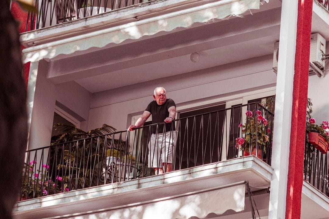 Balkon im Hochsommer: hitzefest bepflanzen und clever beschatten