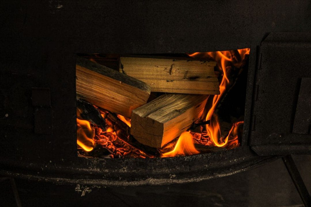 Kaminofen und Schornstein startklar machen: Die Checkliste vor dem ersten Feuer der Heizsaison 2026