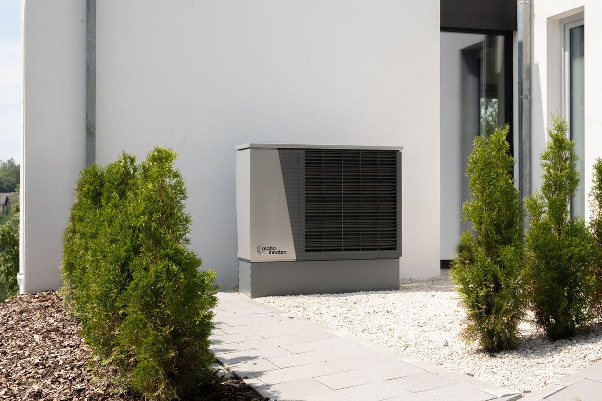 Wärmepumpe im Altbau nachrüsten: Was Förderung und Kosten 2026 wirklich bedeuten