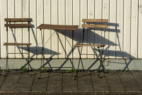 Gartenmöbel pflegen und für den Sommer fit machen