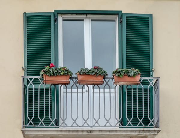 Balkon bepflanzen im Frühling: Farbenpracht auf kleinem Raum