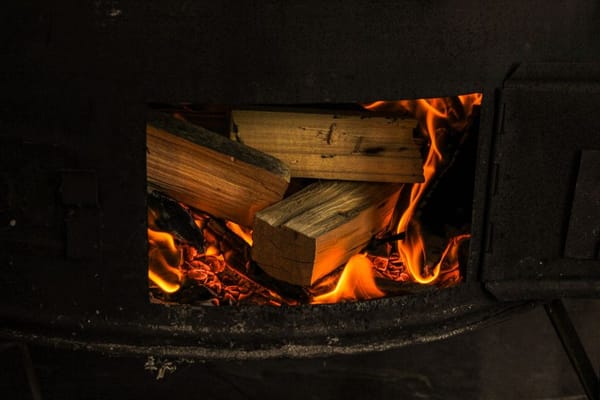 Kaminofen und Schornstein startklar machen: Die Checkliste vor dem ersten Feuer der Heizsaison 2026