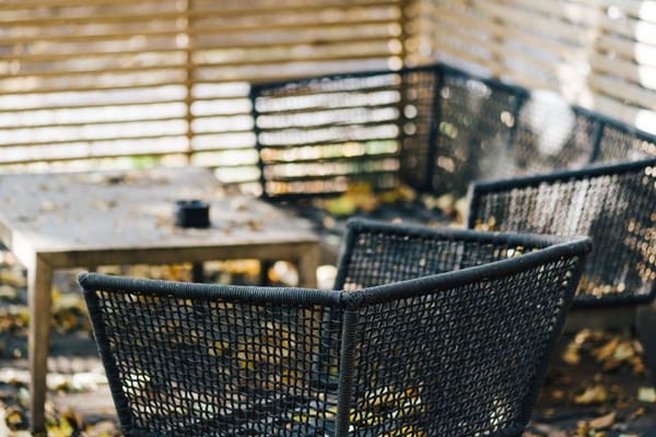 Terrasse und Gartenmöbel winterfest machen: Die Pflegecheckliste für den Spätsommer 2026